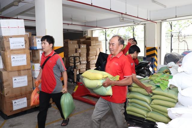 TP.HCM tiếp nhận hơn 204 tỉ đồng hỗ trợ đồng bào khắc phục thiệt hại do bão - Ảnh 2.
