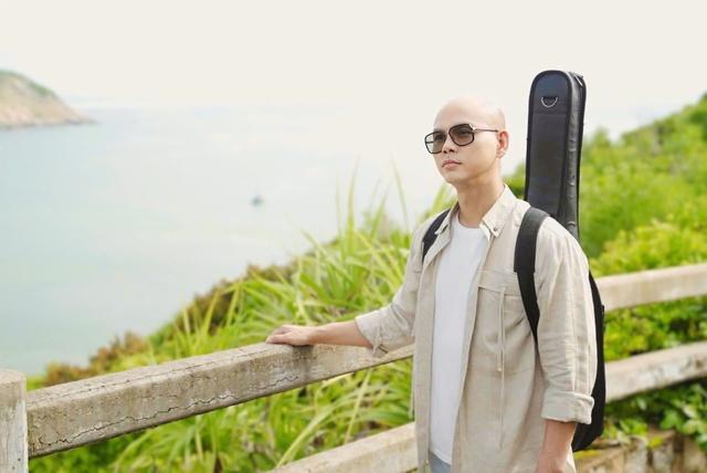Phan Đinh Tùng cùng bà xã tái hiện miền ký ức tuổi trẻ trong MV mới  - Ảnh 1.