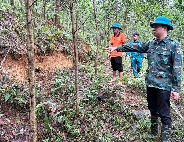 Đà Nẵng: Xuất hiện vết nứt lớn trên đỉnh núi, vùng cao ra thông báo khẩn - Ảnh 1. Đà Nẵng: Xuất hiện vết nứt lớn trên đỉnh núi, vùng cao ra thông báo khẩn - Ảnh 1.