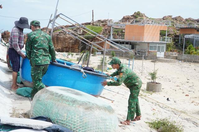 Trước giờ bão số 13 Kalmaegi đổ bộ, người dân ven biển chạy đua với thời gian - Ảnh 3.