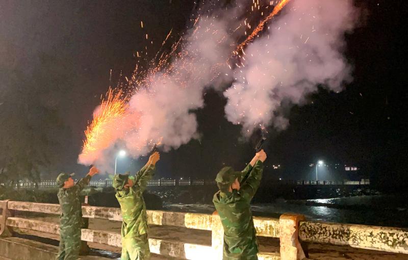 Bộ đội biên phòng TP.Đà Nẵng tổng lực ứng phó bão Kalmaegi - Ảnh 1.