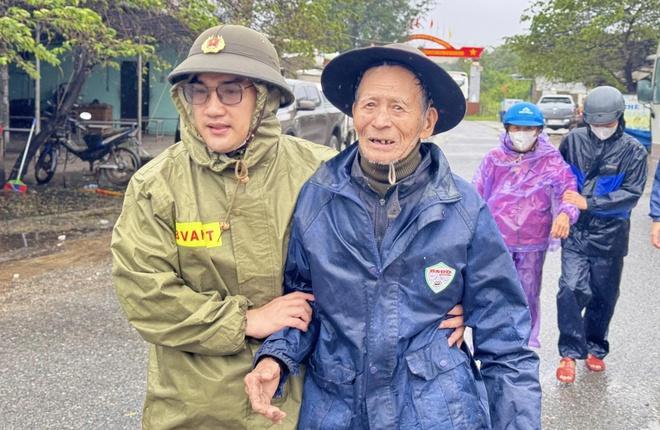 Các địa phương ở Quảng Ngãi đang chạy đua với bão Kalmaegi di dời dân - Ảnh 2.