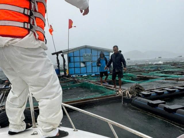 Khánh hòa cưỡng chế người dân trên lồng bè vào bờ tránh bão Kalmaegi an toàn - Ảnh 1. Khánh hòa cưỡng chế người dân trên lồng bè vào bờ tránh bão Kalmaegi an toàn - Ảnh 1.
