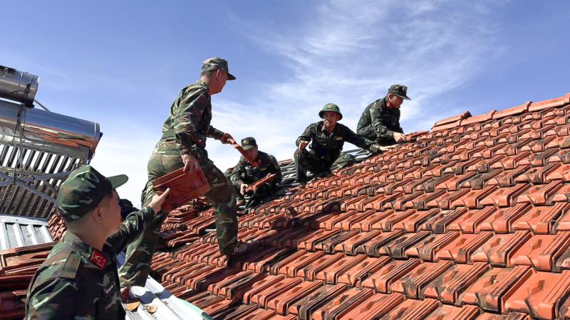 Quân đội, công an, thanh niên giúp dân dựng lại nhà sau bão Kalmaegi - Ảnh 2. Quân đội, công an, thanh niên giúp dân dựng lại nhà sau bão Kalmaegi - Ảnh 2.