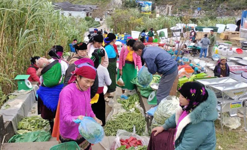 Độc đáo chợ lùi Sà Phìn giữa cao nguyên đá- Ảnh 2. Độc đáo chợ lùi Sà Phìn giữa cao nguyên đá- Ảnh 2.