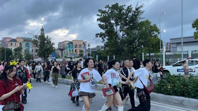Fan mặc áo cưới, chạy như marathon vào show của G-Dragon - Ảnh 2.