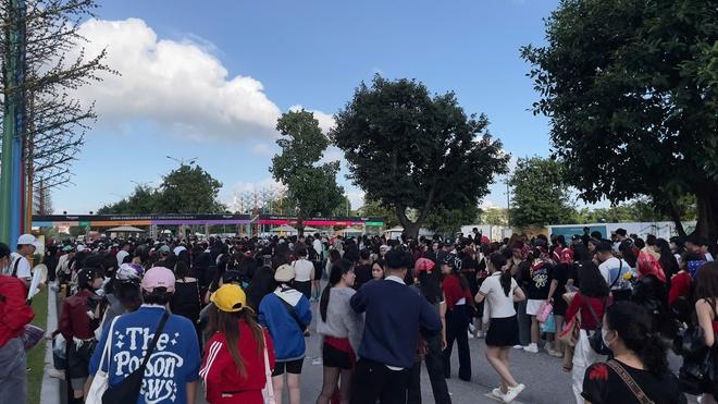 Fan mặc áo cưới, chạy như marathon vào show của G-Dragon - Ảnh 3.