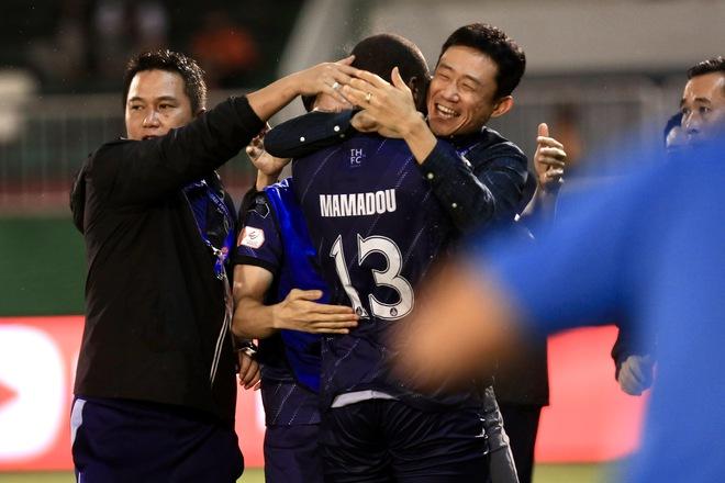 HAGL thoát thua Thanh Hóa nhờ bàn thắng nghẹt thở phút 100: Ông Vũ Tiến Thành ăn mừng cực lạ- Ảnh 4. HAGL thoát thua Thanh Hóa nhờ bàn thắng nghẹt thở phút 100: Ông Vũ Tiến Thành ăn mừng cực lạ- Ảnh 4.