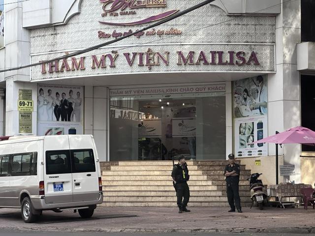 Đắk Lắk: Cảnh sát xuất hiện tại trụ sở thẩm mỹ viện Mailisa- Ảnh 1. Đắk Lắk: Cảnh sát xuất hiện tại trụ sở thẩm mỹ viện Mailisa- Ảnh 1.