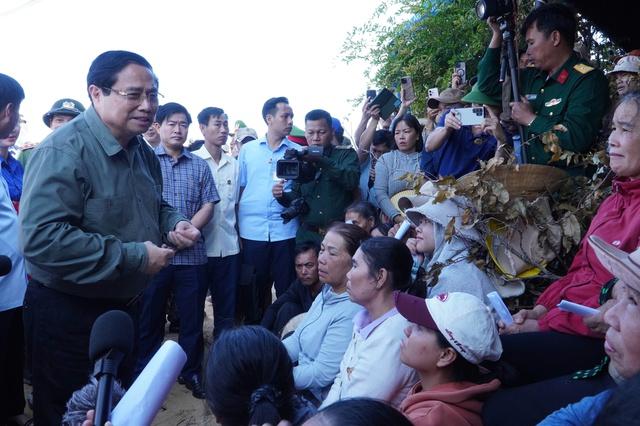 Thủ tướng Phạm Minh Chính thăm người dân làng chài mất nhà sau bão Kalmaegi - Ảnh 3.
