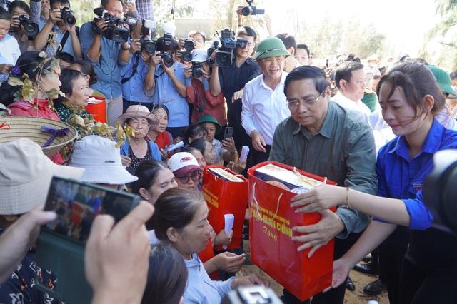 Thủ tướng Phạm Minh Chính thăm người dân làng chài mất nhà sau bão Kalmaegi - Ảnh 4.