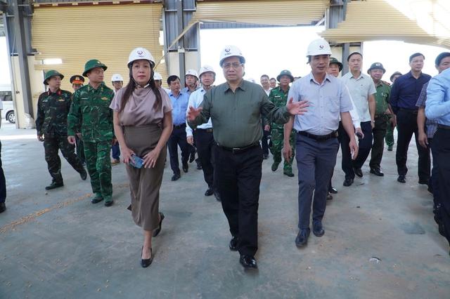 Thủ tướng Phạm Minh Chính thăm người dân làng chài mất nhà sau bão Kalmaegi - Ảnh 1.