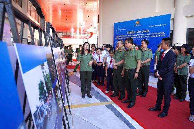 Triển lãm ảnh về phòng chống mua bán người tại Khánh Hòa- Ảnh 1. Triển lãm ảnh về phòng chống mua bán người tại Khánh Hòa- Ảnh 1.