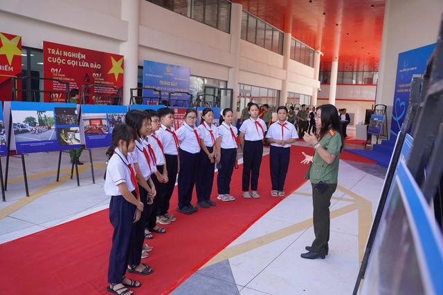 Triển lãm ảnh về phòng chống mua bán người tại Khánh Hòa- Ảnh 2. Triển lãm ảnh về phòng chống mua bán người tại Khánh Hòa- Ảnh 2.