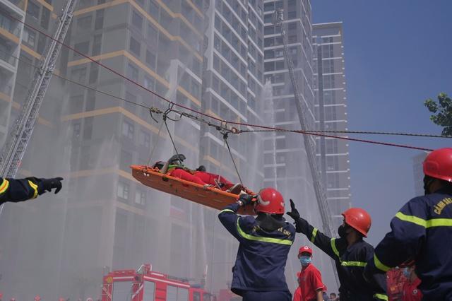 Công an TP.HCM tổ chức diễn tập cháy nổ quy mô lớn nhất năm - Ảnh 4.