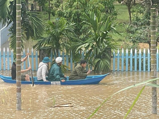 Đắk Lắk: Ngập sâu nhiều nơi, dân được di dời khẩn cấp - Ảnh 2.