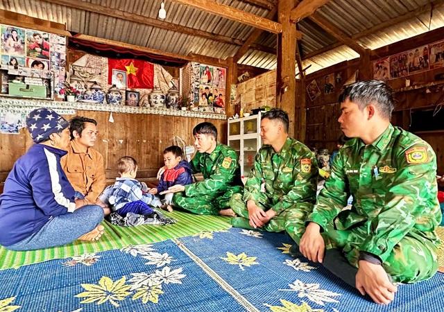 Đà Nẵng: Bộ đội nhận nuôi 2 con của vợ chồng công an viên bị vùi lấp - Ảnh 1.