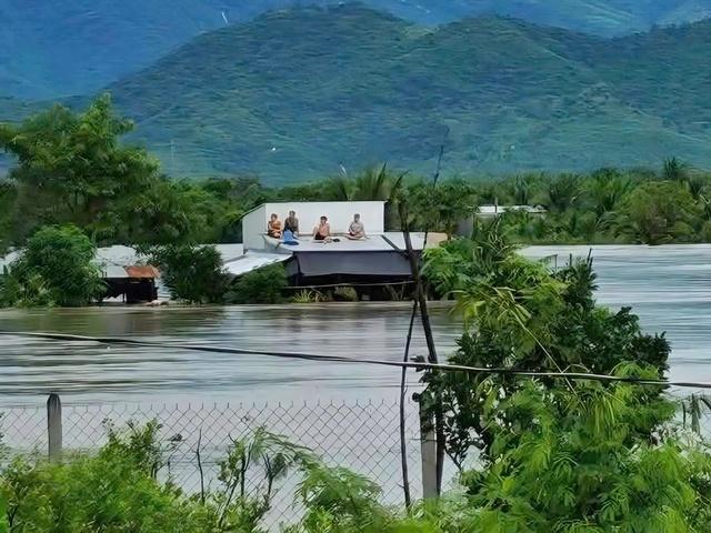 Mưa lũ tại Khánh Hòa: 7 người chết, hàng trăm hộ dân phải di dời khẩn cấp - Ảnh 2.