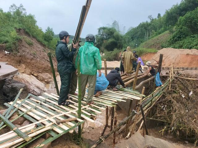 Lũ các sông ở Quảng Ngãi lên nhanh, cảnh báo lũ quét và sạt lở - Ảnh 5.