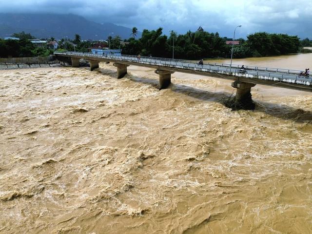 Tân Chủ tịch UBND tỉnh Khánh Hòa yêu cầu huy động tối đa nhân lực cứu dân - Ảnh 3.