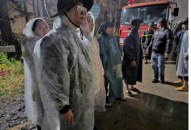 Giải cứu bé gái 8 tuổi trong vụ sạt lở tại Đà Lạt thành công vang dội - Ảnh 4. Giải cứu bé gái 8 tuổi trong vụ sạt lở tại Đà Lạt thành công vang dội - Ảnh 4.
