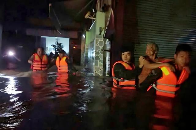 Khánh Hòa huy động nhiều lực lượng ứng cứu người dân trong đêm- Ảnh 3. Khánh Hòa huy động nhiều lực lượng ứng cứu người dân trong đêm- Ảnh 3.