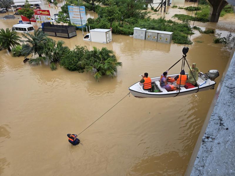 Ngập lụt ở Khánh Hòa: Quân đội, công an suốt đêm ngày cứu người già, trẻ em- Ảnh 14. Ngập lụt ở Khánh Hòa: Quân đội, công an suốt đêm ngày cứu người già, trẻ em- Ảnh 14.