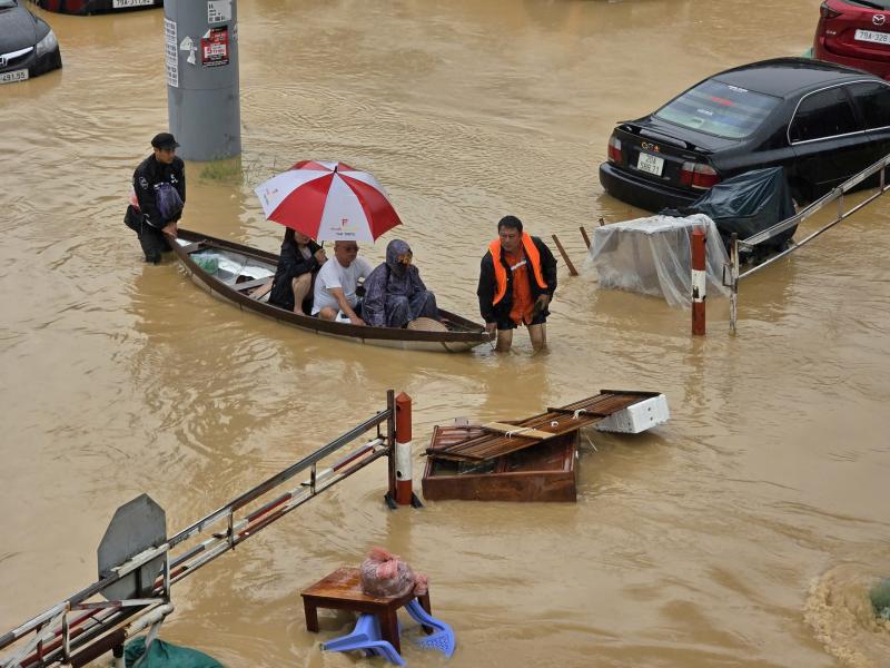 Ngập lụt ở Khánh Hòa: Quân đội, công an suốt đêm ngày cứu người già, trẻ em- Ảnh 16. Ngập lụt ở Khánh Hòa: Quân đội, công an suốt đêm ngày cứu người già, trẻ em- Ảnh 16.