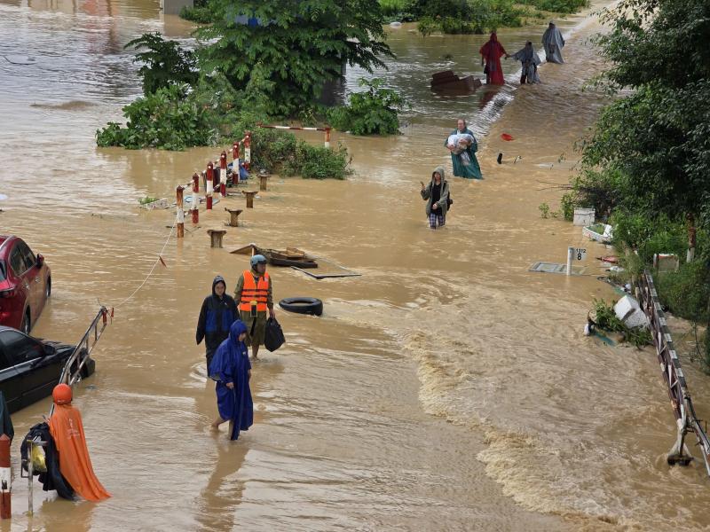 Ngập lụt ở Khánh Hòa: Quân đội, công an suốt đêm ngày cứu người già, trẻ em- Ảnh 4. Ngập lụt ở Khánh Hòa: Quân đội, công an suốt đêm ngày cứu người già, trẻ em- Ảnh 4.
