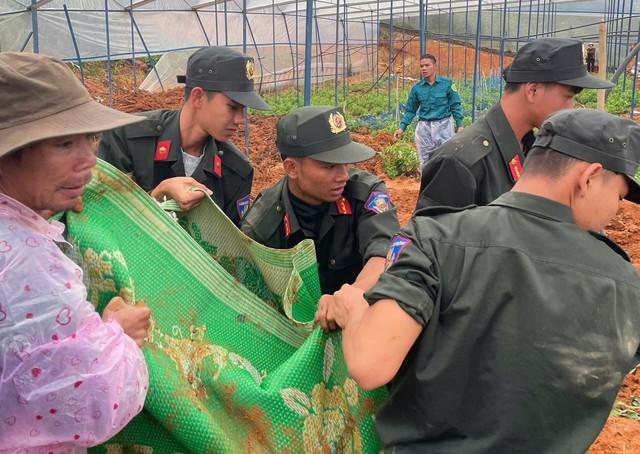 Sạt lở đất vùi lấp người làm hoa trong nhà kính tại Lâm Đồng - Ảnh 2.