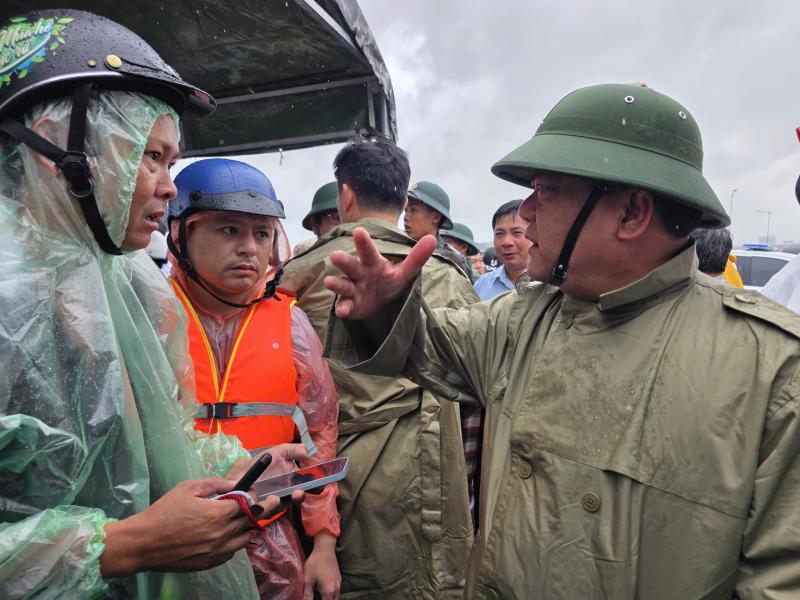 Ngập lụt ở Khánh Hòa: Quân đội, công an suốt đêm ngày cứu người già, trẻ em- Ảnh 6. Ngập lụt ở Khánh Hòa: Quân đội, công an suốt đêm ngày cứu người già, trẻ em- Ảnh 6.