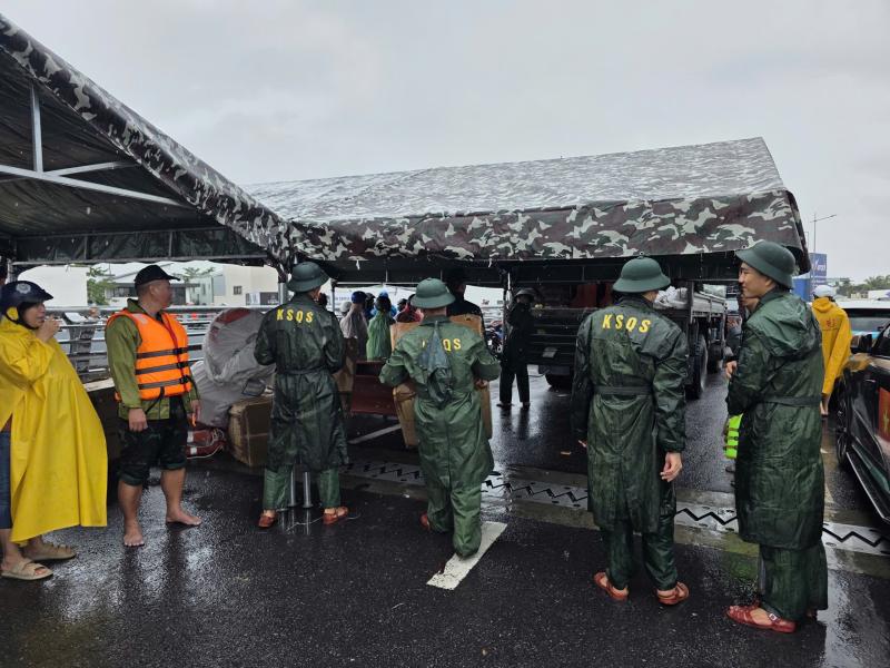 Ngập lụt ở Khánh Hòa: Quân đội, công an suốt đêm ngày cứu người già, trẻ em- Ảnh 7. Ngập lụt ở Khánh Hòa: Quân đội, công an suốt đêm ngày cứu người già, trẻ em- Ảnh 7.