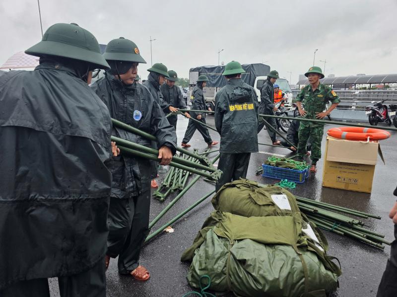 Ngập lụt ở Khánh Hòa: Quân đội, công an suốt đêm ngày cứu người già, trẻ em- Ảnh 8. Ngập lụt ở Khánh Hòa: Quân đội, công an suốt đêm ngày cứu người già, trẻ em- Ảnh 8.