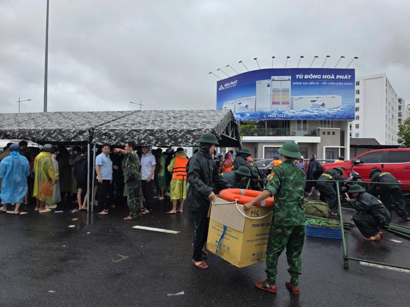 Ngập lụt ở Khánh Hòa: Quân đội, công an suốt đêm ngày cứu người già, trẻ em- Ảnh 9. Ngập lụt ở Khánh Hòa: Quân đội, công an suốt đêm ngày cứu người già, trẻ em- Ảnh 9.