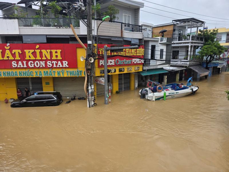 Ngập lụt ở Khánh Hòa: Quân đội, công an suốt đêm ngày cứu người già, trẻ em- Ảnh 10. Ngập lụt ở Khánh Hòa: Quân đội, công an suốt đêm ngày cứu người già, trẻ em- Ảnh 10.