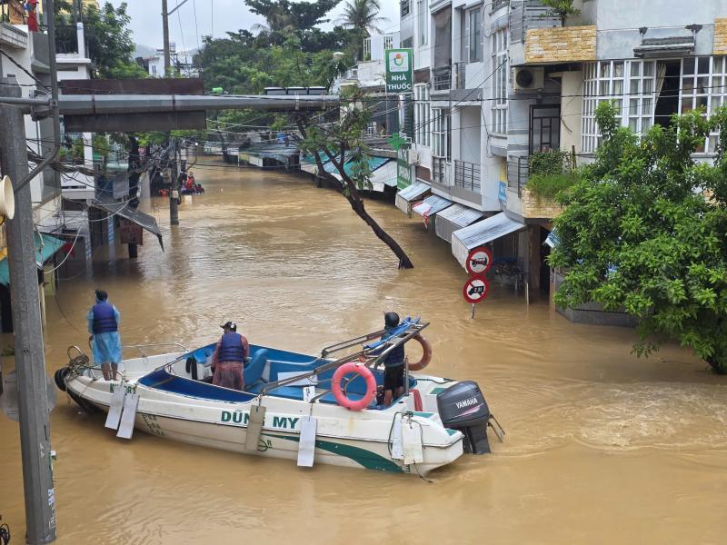 Ngập lụt ở Khánh Hòa: Quân đội, công an suốt đêm ngày cứu người già, trẻ em- Ảnh 11. Ngập lụt ở Khánh Hòa: Quân đội, công an suốt đêm ngày cứu người già, trẻ em- Ảnh 11.