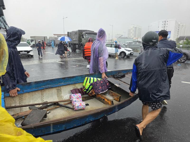 Ngập lụt ở Khánh Hòa: Quân đội, công an suốt đêm ngày cứu người già, trẻ em- Ảnh 12. Ngập lụt ở Khánh Hòa: Quân đội, công an suốt đêm ngày cứu người già, trẻ em- Ảnh 12.