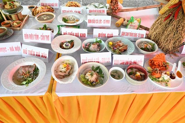 Pizza hủ tiếu, bún gạo xào ngũ sắc… cùng 100 món từ sợi gạo lập kỷ lục- Ảnh 5. Pizza hủ tiếu, bún gạo xào ngũ sắc… cùng 100 món từ sợi gạo lập kỷ lục- Ảnh 5.