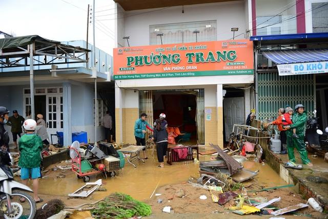 Quân khu 7 cử 1.000 cán bộ, chiến sĩ hỗ trợ Lâm Đồng khắc phục mưa lũ - Ảnh 4.