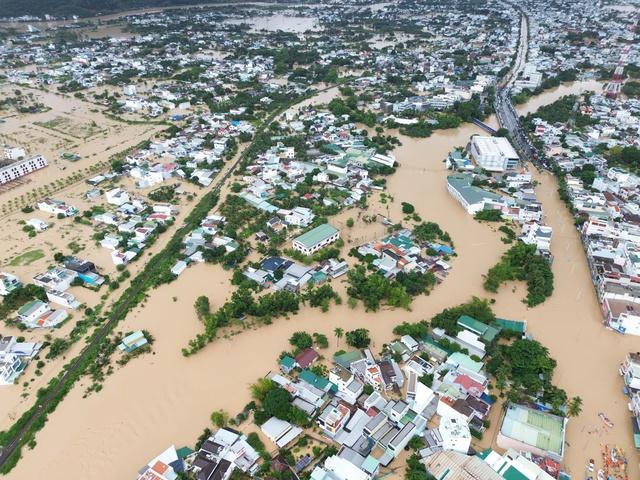 Biển nước ngập lụt Tây Nha Trang, vòng xoay Ngọc Hội thành nơi 'cứu' ô tô- Ảnh 3.