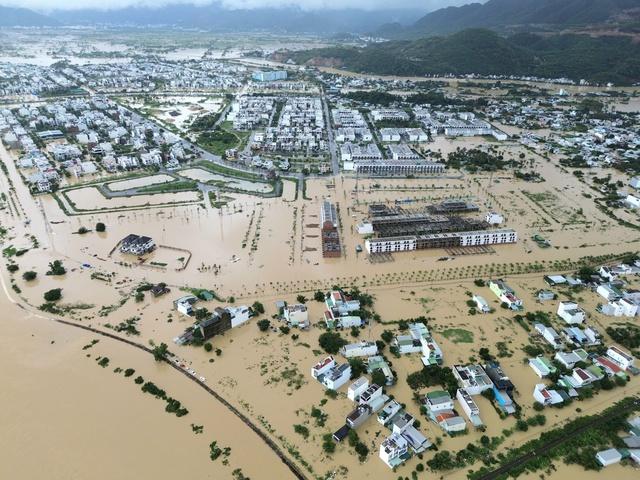 Biển nước ngập lụt Tây Nha Trang, vòng xoay Ngọc Hội thành nơi 'cứu' ô tô- Ảnh 6.