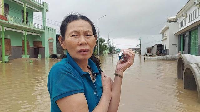 - Ảnh 3. Nhịn đói 2 ngày, bám mái tôn chờ cứu hộ: Người Gia Lai kể lại phút thoát hiểm - Ảnh 3.