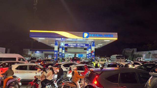 Cấm xe tải trên 3,5 tấn qua đèo Tà Nung, người Đà Lạt chen nhau mua xăng- Ảnh 1.