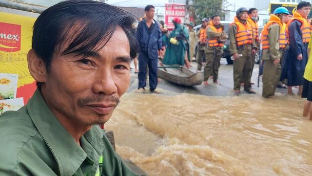 - Ảnh 1. Nhịn đói 2 ngày, bám mái tôn chờ cứu hộ: Người Gia Lai kể lại phút thoát hiểm - Ảnh 1.