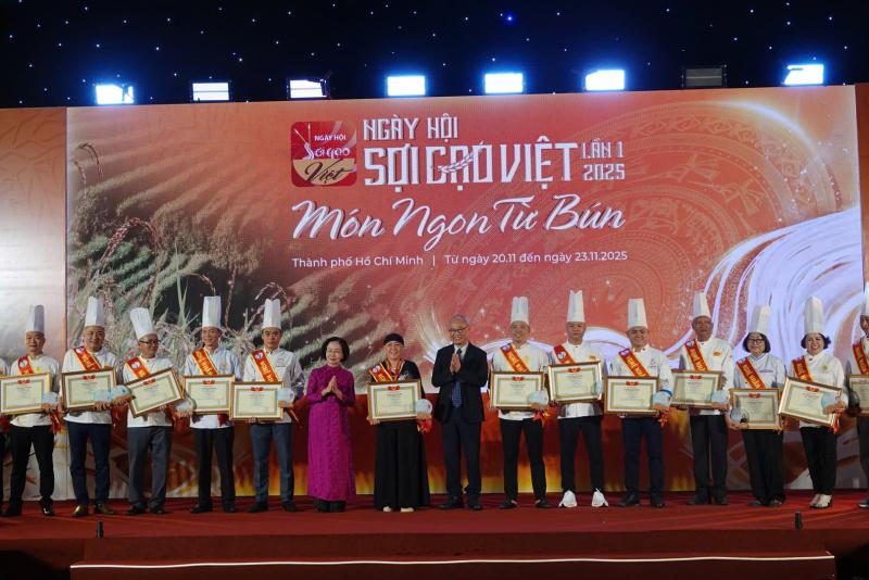 Siết chặt an toàn thực phẩm ở ngày hội món ngon từ bún ở TP.HCM- Ảnh 7. Siết chặt an toàn thực phẩm ở ngày hội món ngon từ bún ở TP.HCM- Ảnh 7.