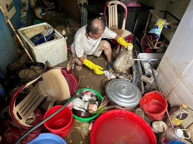Chết lặng vì nhà cửa tan hoang sau ngập lụt kinh hoàng ở phố biển Quy Nhơn- Ảnh 1. Chết lặng vì nhà cửa tan hoang sau ngập lụt kinh hoàng ở phố biển Quy Nhơn- Ảnh 1.