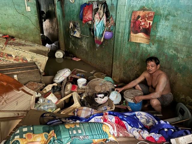 Chết lặng vì nhà cửa tan hoang sau ngập lụt kinh hoàng ở phố biển Quy Nhơn- Ảnh 2. Chết lặng vì nhà cửa tan hoang sau ngập lụt kinh hoàng ở phố biển Quy Nhơn- Ảnh 2.