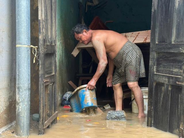 Chết lặng vì nhà cửa tan hoang sau ngập lụt kinh hoàng ở phố biển Quy Nhơn- Ảnh 3. Chết lặng vì nhà cửa tan hoang sau ngập lụt kinh hoàng ở phố biển Quy Nhơn- Ảnh 3.