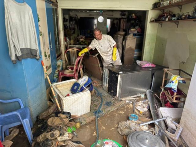 Chết lặng vì nhà cửa tan hoang sau ngập lụt kinh hoàng ở phố biển Quy Nhơn- Ảnh 4. Chết lặng vì nhà cửa tan hoang sau ngập lụt kinh hoàng ở phố biển Quy Nhơn- Ảnh 4.