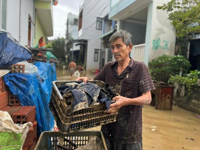 Chết lặng vì nhà cửa tan hoang sau ngập lụt kinh hoàng ở phố biển Quy Nhơn- Ảnh 5. Chết lặng vì nhà cửa tan hoang sau ngập lụt kinh hoàng ở phố biển Quy Nhơn- Ảnh 5.
